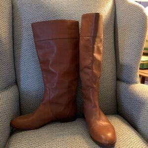 EUC J. Crew equestrian style brown boots in size 9 with 8 inch calf measure.
